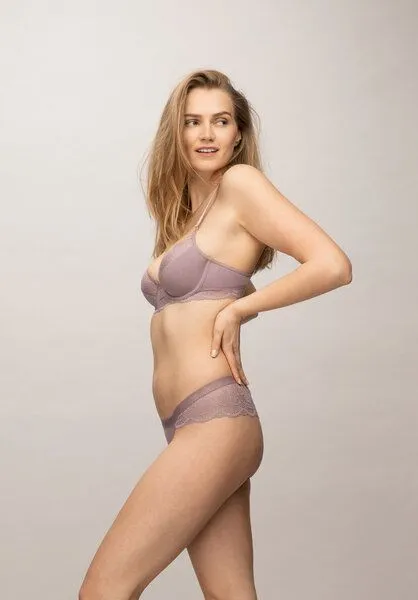 Lovjoi Lovjoi Tanga LUMINOUS MOSS mit filigraner Spitze, Soft lilac (lila), – Produktbild 3 von 4