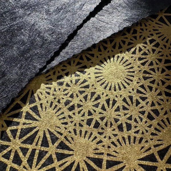 Veskor Cassiopeia Veskor Cassiopeia DEMIHEPTERAKT Heilige Geometrie Linoldruck | 40 × 40 cm | Lichtgold auf Schwarz – Produktbild 4 von 4