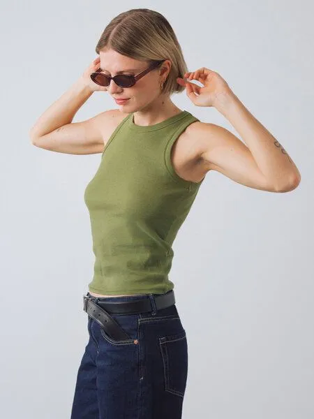 Honest Basics Honest Basics Damen Geripptes Racer-Top aus Bio- und recycelter Baumwolle, Oliv, – Produktbild 1 von 4