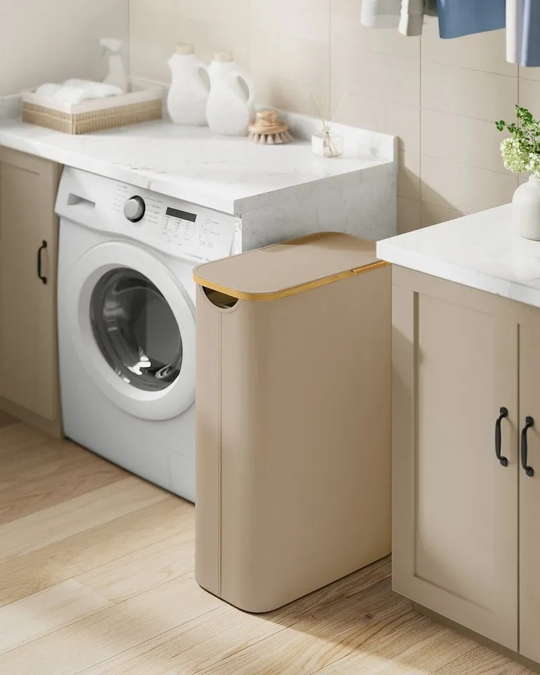 SONGMICS SONGMICS Wäschekorb mit Deckel, herausnehmbarer Einsatz, Bambus‑Rahmen, Oxford‑Gewebe, 65 L, 42 x 22,5 x 70,5 cm, mit Deckel, platzsparend, Griffe aus Bambus, Braun, – Produktbild 2 von 5
