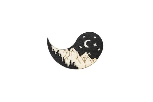 BeWooden BeWooden Broschen aus Holz für Paare – Tag und Nacht – Produktbild 3 von 4