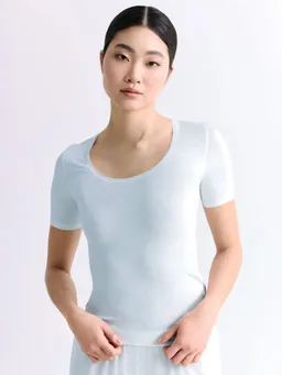 erlich textil erlich textil Light Touch tiefausgeschnittenes T-Shirt aus weichem Modal, made in Europe – Produktbild 1 von 1