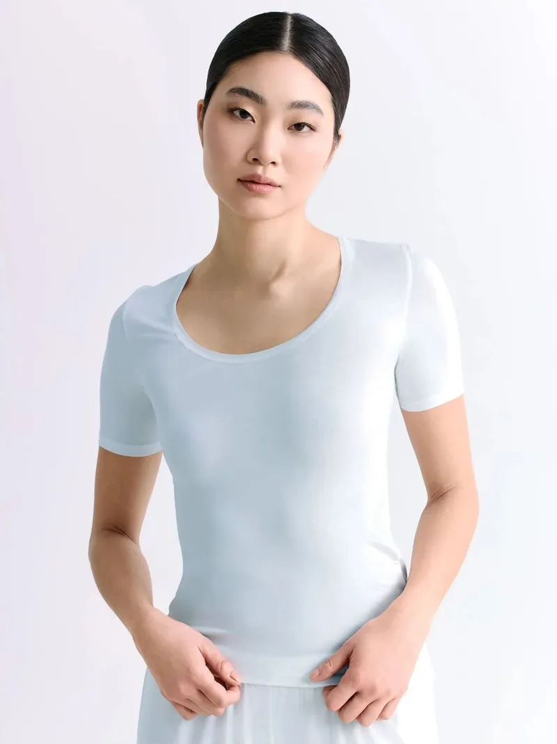 erlich textil erlich textil Light Touch tiefausgeschnittenes T-Shirt aus weichem Modal, made in Europe, Himmelblau, – Produktbild 1 von 4