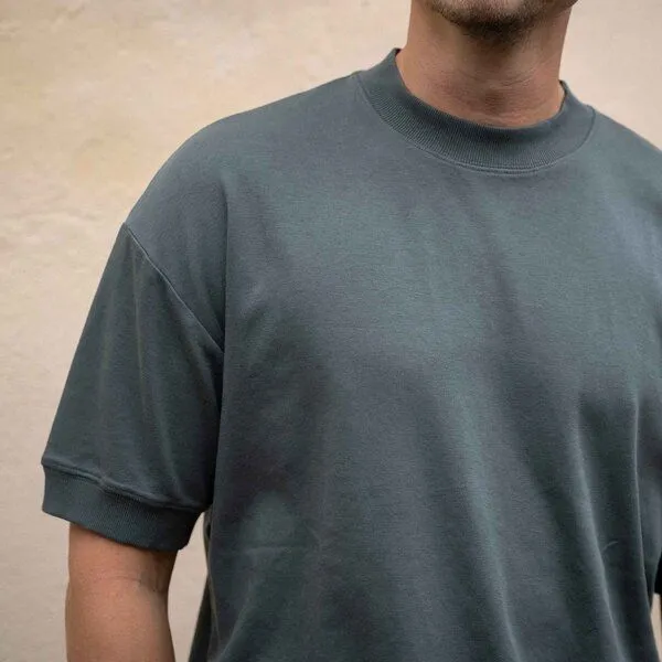 Vresh Clothing Vresh Clothing Vriedl - Oversized T-Shirt aus Heavy-Jersey Biobaumwolle, Tannengrün, – Produktbild 4 von 4