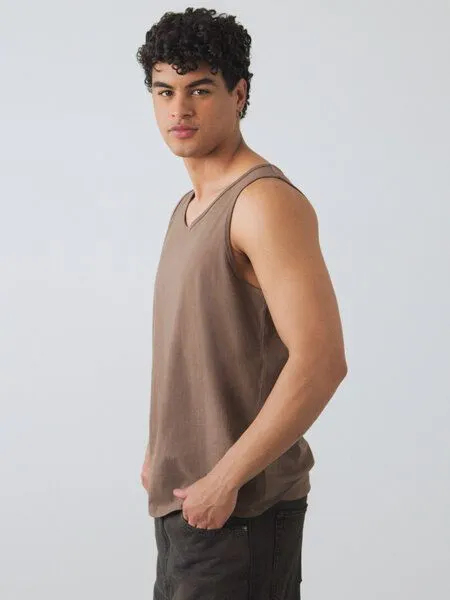 Honest Basics Honest Basics Herren Muskeltank aus Bio- und recycelter Baumwolle, Teak, – Produktbild 3 von 4