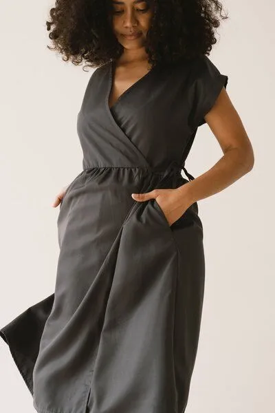 TIRALAHILACHA TIRALAHILACHA Hira Tencel wrap midi dress, Schwarz, – Produktbild 3 von 4