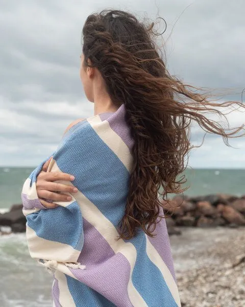 Yolunda Yolunda Hamamtuch, Strandtuch Dalya Bio-Baumwolle zweifarbig gestreift, Sky over lavender (blau/lila), – Produktbild 2 von 4