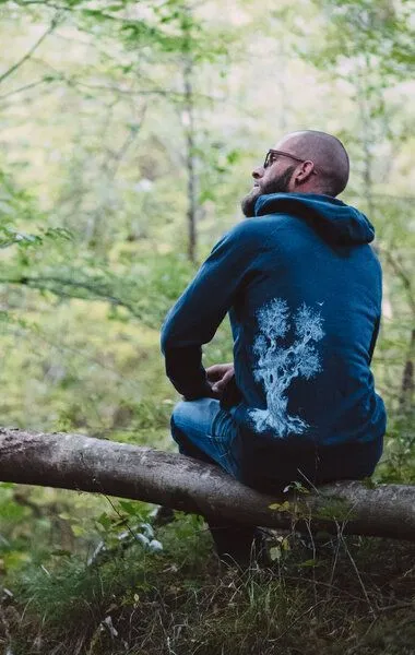 Life-Tree Life-Tree Hoodie aus Biobaumwolle Fairwear für Herren "Olive Tree" in Dark Blue – Produktbild 5 von 6