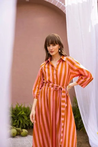 Haus of Namaste Haus of Namaste Gestreiftes Midi-Kleid aus Bio-Baumwolle mit Gürtel & Taschen | Orange und Pink | Ethisch, nachhaltig und fair – Produktbild 4 von 4