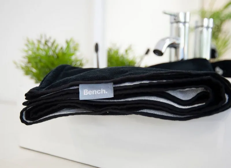 Bench. Bench. Strandtuch Bench, Velours (1-St), mit dekorativem "Bench" Schriftzug, Schwarz, – Produktbild 3 von 5