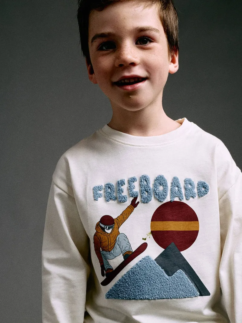 Vertbaudet Shirt mit Bouclé-Applikation Jungen Freeboard, Weiß, – Produktbild 2 von 4