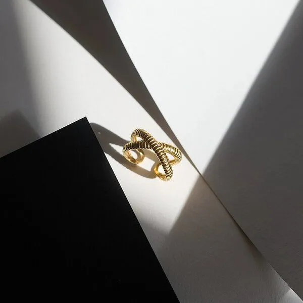 fejn jewelry fejn jewelry Ring 'riffle cross' - offen und geriffelt, Gold, – Produktbild 2 von 3