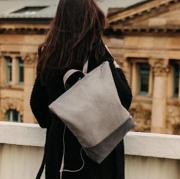 BOWLEANIES TASCHEN BOWLEANIES TASCHEN Rucksack aus Lederfaserstoff, Hellgrau & dunkelgrau, – Produktbild 2 von 3
