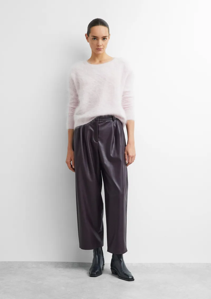 comma comma Verkürzte Bundfaltenhose in Fake Leather, Lila, – Produktbild 2 von 3