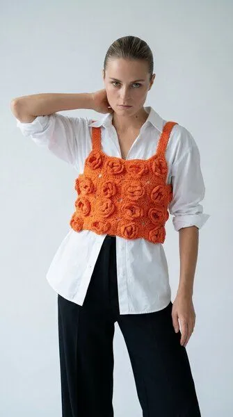 KnitToChange KnitToChange Handgehäkeltes Crop-Top mit 3D-Blüten in Orange – Produktbild 2 von 4