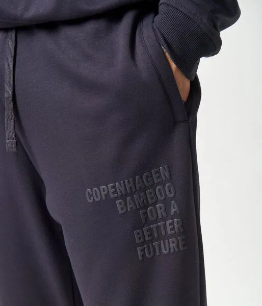 Copenhagen Bamboo Dunkelgraue Bambus-Sweatpants mit Logo – Produktbild 2 von 4