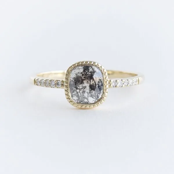 Eppi Eppi Ring mit Emerald Salt and Pepper Diamanten und Diamanten Adaline, Gelb, – Produktbild 1 von 4