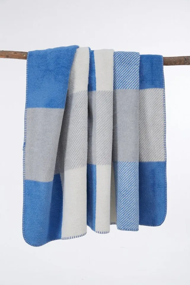 Wohndecke Wohndecke - 4 Jahreszeiten -160x200 cm / Sofadecke / Schlafdecke, livessa, Soft-Touch-Gefühl / 50% Baumwolle, 45% Acryl, 5% Polyester / 1650g, Blau, – Produktbild 4 von 5