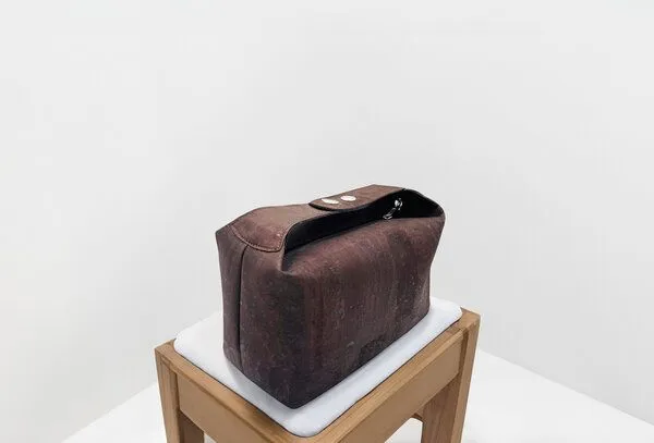 Kork-Deko Kork-Deko Dunkelbraune Kosmetiktasche aus Kork | Kork-Schminktasche | Made in Portugal – Produktbild 3 von 4