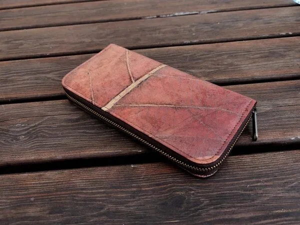 BY COPALA BY COPALA Portemonnaie/ Geldbörse aus recycelten Blättern, Nachhaltige vegan Brieftasche mit Zipper - Vegan & umweltfreundlich, Braun, – Produktbild 2 von 4