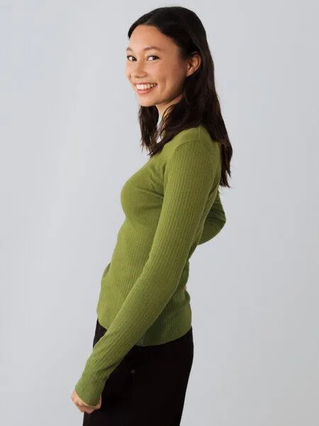 Honest Basics Honest Basics Damen Geripptes Langarmshirt aus Bio- und recycelter Baumwolle, Oliv, – Produktbild 3 von 4