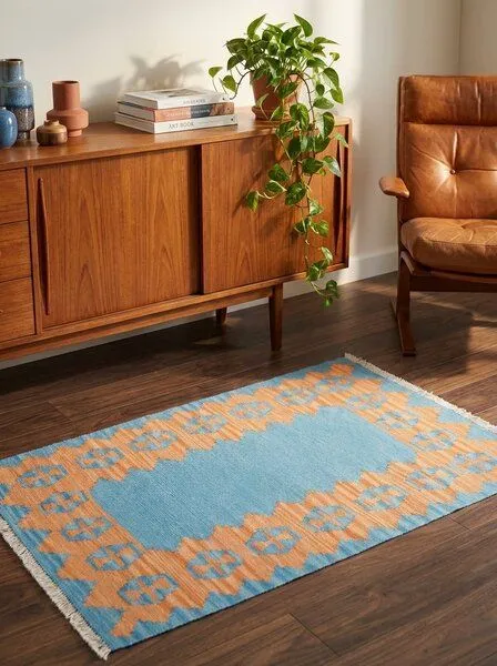 Rugtales Kelim Gashgai Blau „Rugtales“ aus Schurwolle, 85x119 cm, Blau, – Produktbild 2 von 4