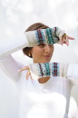 Haus of Namaste Haus of Namaste Handgefertigte Lammwollhandschuhe im Fair-Isle-Muster | 100 % Lammwolle in Haferflockenfarbe mit farbenfrohem geometrischem Muster | Ethisch produzierte, mulesingfreie, fingerlose Lammwollhandschuhe – Produktbild 1 von 1