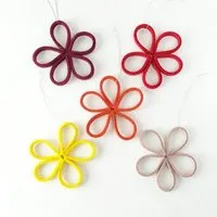 matilda k manufaktur matilda k. manufaktur minimalistische zarte Filzblüten 'flora' – zeitlose Dekoration in vielen wunderschönen Farben, Rottöne 2, – Produktbild 1 von 1