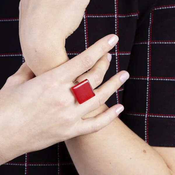 ALEXASCHA ALEXASCHA Geometrischer Statement Ring aus Glas PUREFORM, Kirschrot, – Produktbild 3 von 4
