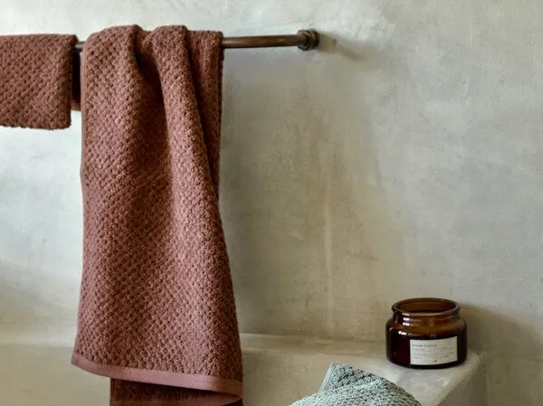 Yumeko Badetuch Dots 100x150 cm "Yumeko" aus Bio-Baumwolle, Mud rose, – Produktbild 1 von 4