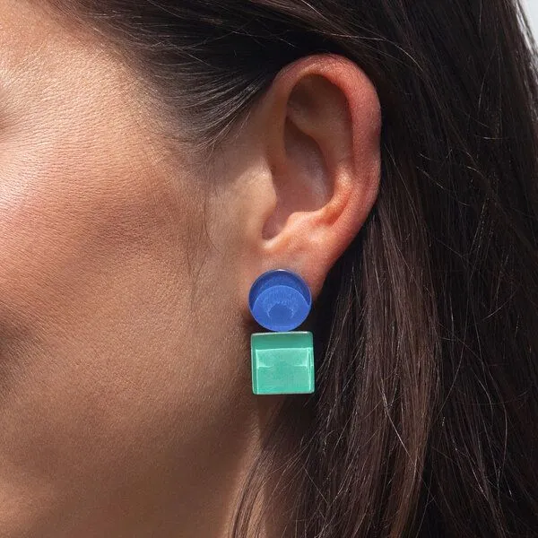 ALEXASCHA ALEXASCHA Geometrische Clip Ohrringe aus Glas | Bauhaus Design | 16 Farbkombinationen, Blau & mint, – Produktbild 3 von 4