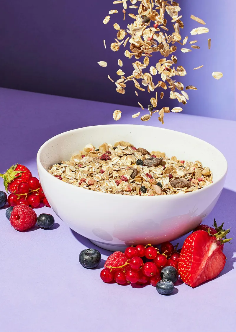KoRo Beeren Müsli mit Knusper Dinkelflakes 1 kg – Produktbild 1 von 5