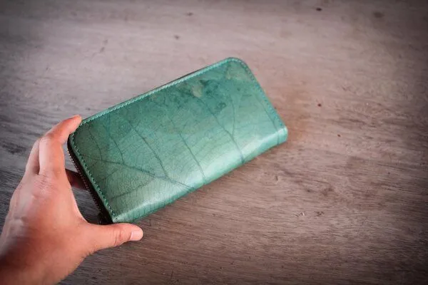BY COPALA BY COPALA Portemonnaie aus recycelten Blättern / Nachhaltige vegane Brieftasche in türkis – Produktbild 7 von 7