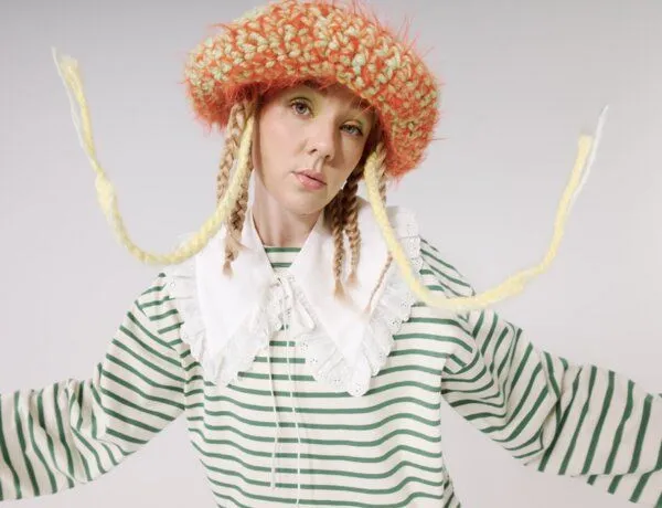 KnitToChange KnitToChange Handgehäkelte Mütze mit Bindebändern aus recyceltem Garn – Mehrfarbig – Produktbild 4 von 4