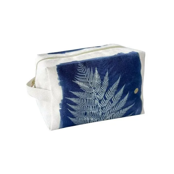 La Cerise sur le Gâteau La Cerise sur le Gâteau Cube Kulturtasche | Kosmetiktasche aus Bio-Baumwolle, Blauer farn, – Produktbild 1 von 3