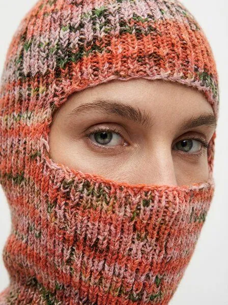 KnitToChange KnitToChange Handgestrickte Balaclava aus weichem Effektgarn – verschiedene Farben, Granit rosé, – Produktbild 2 von 4
