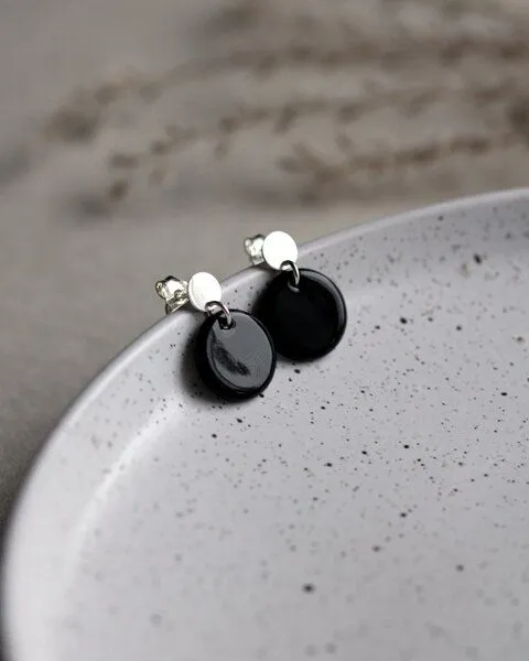 lille mus lille mus Ohrstecker 'Porzellanplättchen Rund', Schwarz, – Produktbild 2 von 6