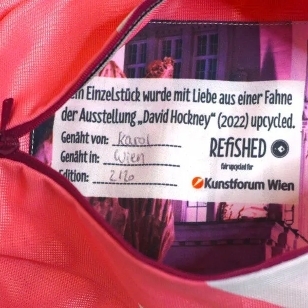 REFISHED fair fashion REFISHED fair fashion Bauchtasche 'BUM BAG' - upcycelte Fahnen, Hockney (pink), – Produktbild 2 von 3