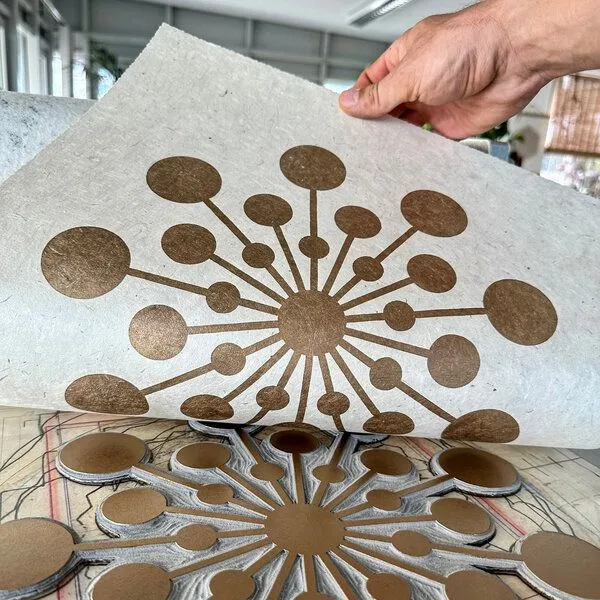 Veskor Cassiopeia Veskor Cassiopeia STARBURST Kornkreis Linoldruck | 40 × 40 cm | Gold auf Naturweiß – Produktbild 4 von 4