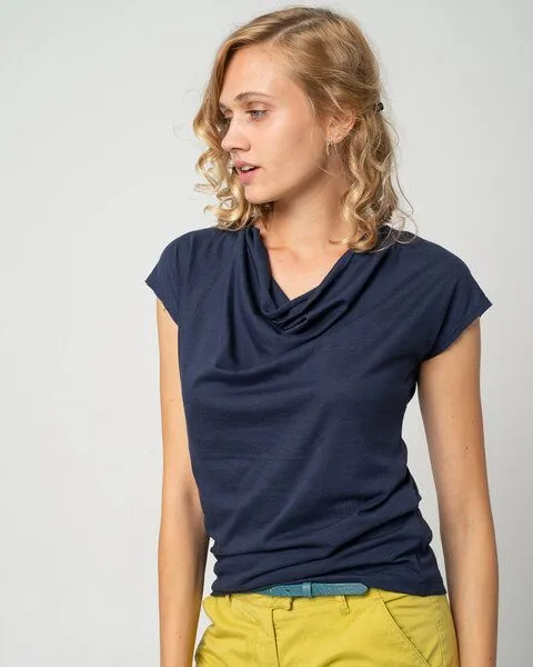 Alma & Lovis Alma & Lovis Shirt mit Wasserfall-Ausschnitt, aus Bio-Baumwolle | Short Cascade, Dunkelblau, – Produktbild 1 von 3