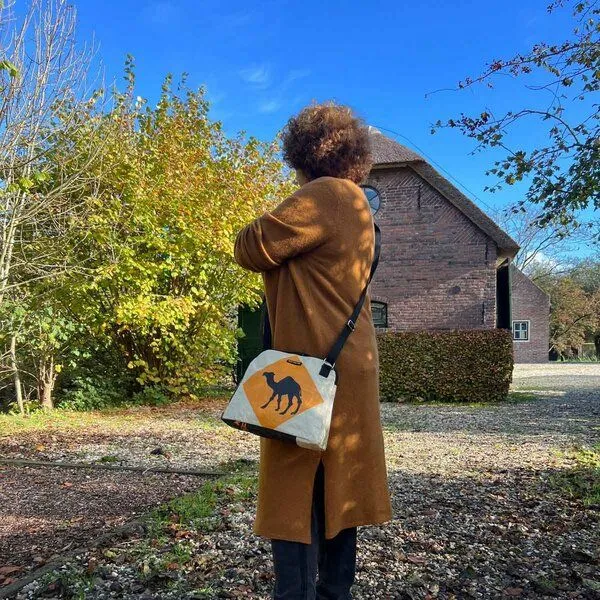 MoreThanHip MoreThanHip Schultertasche aus Zement- oder Tierfuttersäcken - Stylische Damentasche mit Charakter - Amara, Orange - kamel, – Produktbild 1 von 4