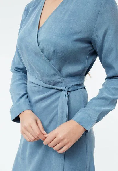 Givn Berlin Givn Berlin Wickelkleid GBVIRGINIA aus TENCEL mit Peach-Effekt, Cloudy blue, – Produktbild 4 von 4