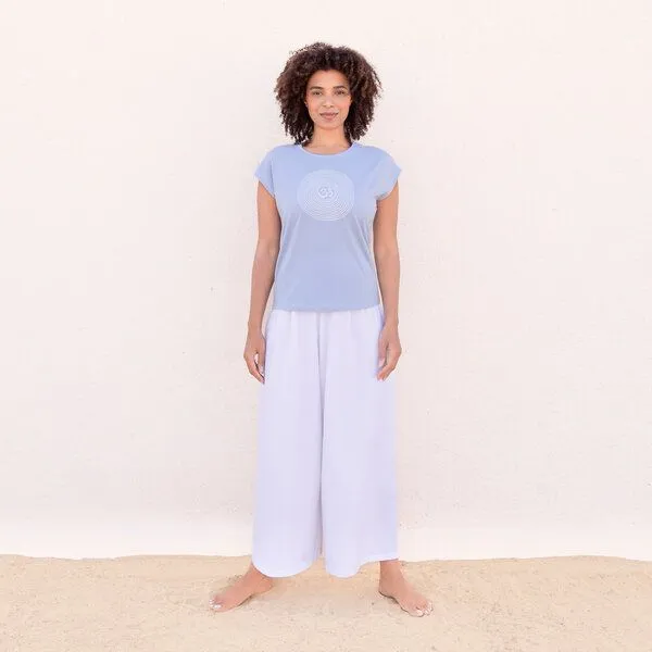 Jaya Jaya OM TENCEL - Damen - Yogashirt mit Om-Spiral-Frontprint aus Tencel-Baumwoll-Mix, Skyblue/blau, – Produktbild 1 von 3