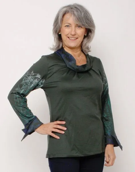 Peaces.bio - handbedruckte Biomode Peaces.bio - handbedruckte Biomode Edle Bluse "Tannentraum", Tannengrün, – Produktbild 4 von 4