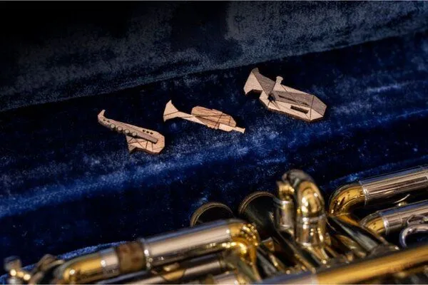 BeWooden BeWooden Saxophon Holzbrosche – Produktbild 3 von 4
