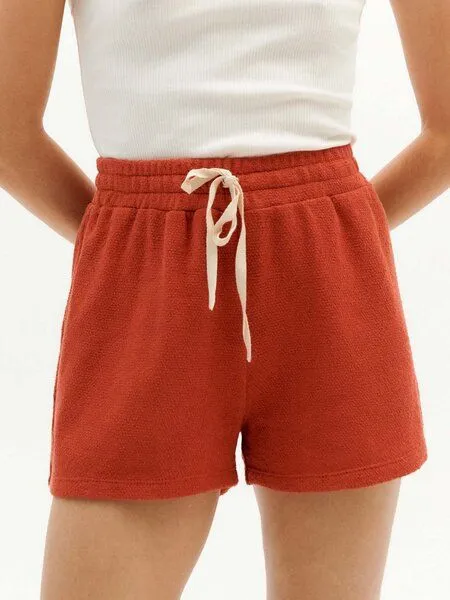 thinking mu thinking mu Shorts - Trash Sue - aus recyceltem Polyester & Baumwolle, Crimson (rot), – Produktbild 2 von 4