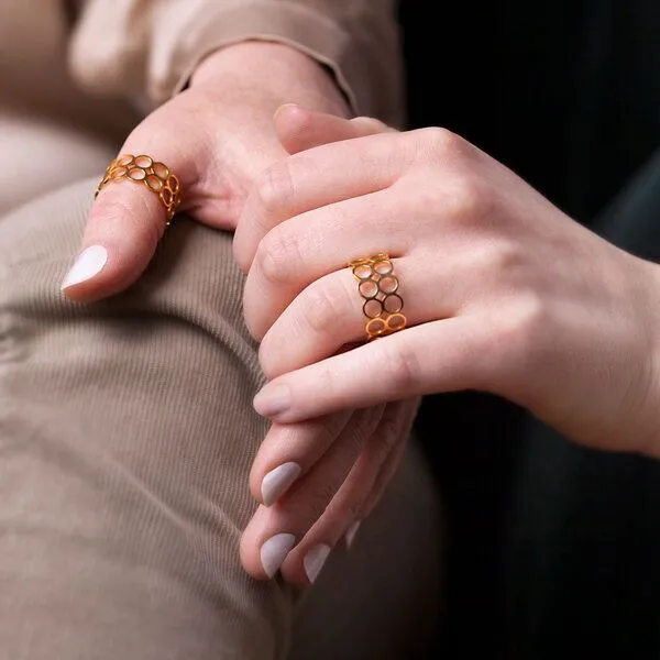 ALEXASCHA ALEXASCHA Mutter Tochter Ringset | 2 minimalistische Edelstahlringe | Ideal als Geschenk für Mutter, Tochter & Schwester, Gold, – Produktbild 1 von 3