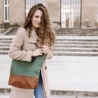 BOWLEANIES TASCHEN BOWLEANIES TASCHEN Shopper & Umhängetasche aus Lederfaserstoff mit Reißverschluss, Khaki & braun, – Produktbild 1 von 1