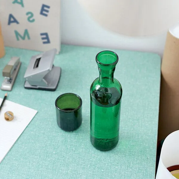 SAMESAME SAMESAME Grüne Upcycling Karaffe aus Bordeauxflasche mit Becher (0,75l) – Produktbild 1 von 4