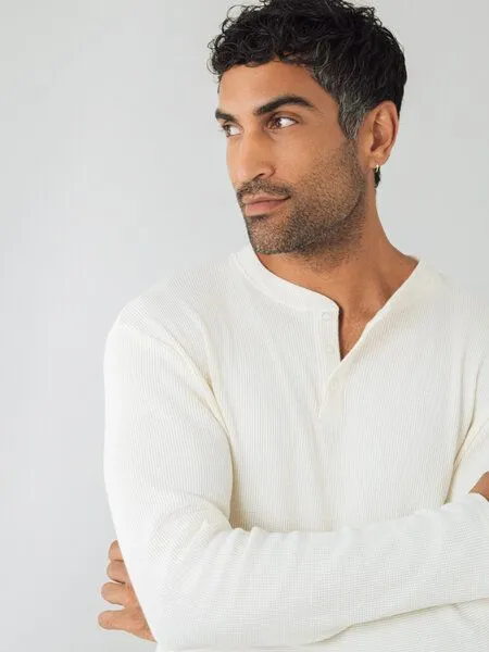 Honest Basics Honest Basics Herren Henley Langarmshirt aus Bio- und recycelter Baumwolle, Swan, – Produktbild 2 von 4